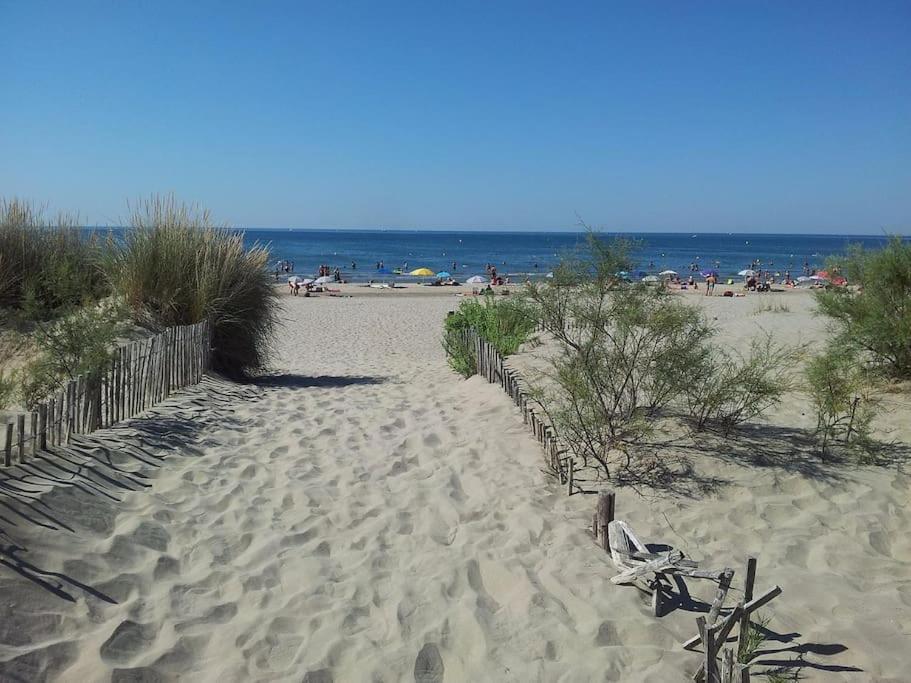 Superbe T2 Tout Confort 3 Etoiles, Entierement Renove Avec Piscine, Parking, Clim, Wifi, Netflix La Grande Motte Luaran gambar